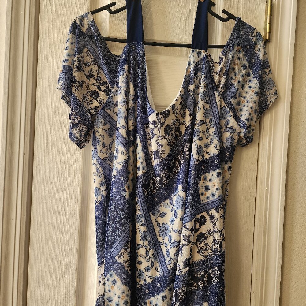 Blue & White floral design off the shoulder blouse size 3XL